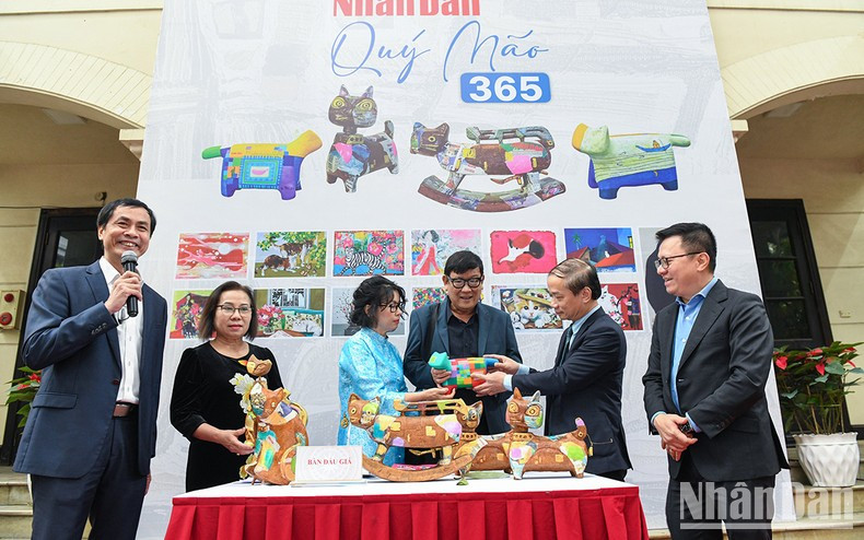 猫雕像拍卖活动以筹集资金来支持贫困儿童。