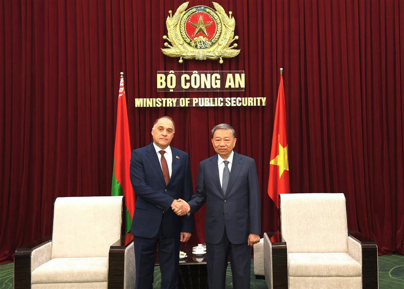 越南公安部部长苏林大将与白俄罗斯安全会议国务秘书亚历山大•沃尔福维奇。