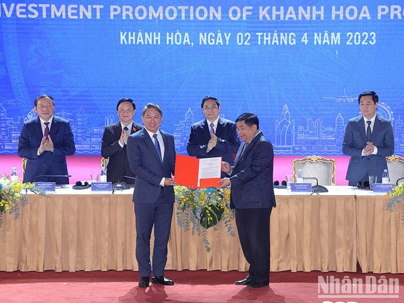 向庆和省省委书记授予第318号决定。 向庆和省省委书记授予第318号决定。