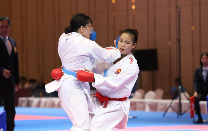 丁氏香在亚运会空手道女子组手-68公斤级铜牌赛也为越南体育代表团夺得一枚铜牌。 丁氏香在亚运会空手道女子组手-68公斤级铜牌赛也为越南体育代表团夺得一枚铜牌。