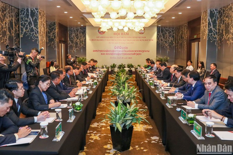 越南祖国阵线中央委员会与老挝建国阵线中央委员会举行会谈。 越南祖国阵线中央委员会与老挝建国阵线中央委员会举行会谈。