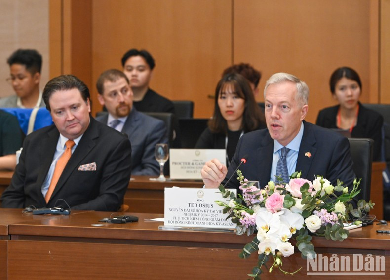 美国-东盟商务理事会(USABC)主席兼首席执行官奥修斯在会上发表讲话。 美国-东盟商务理事会(USABC)主席兼首席执行官奥修斯在会上发表讲话。