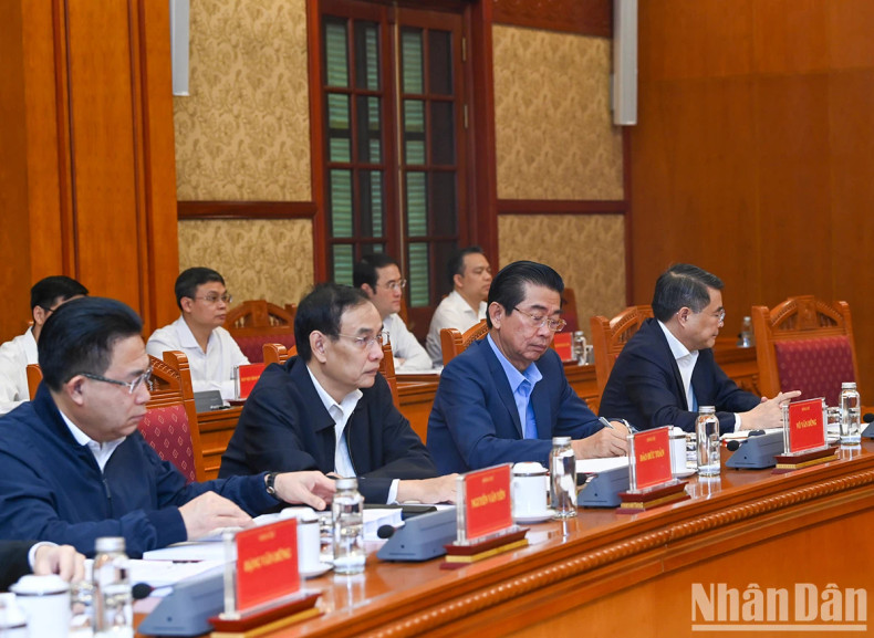 出席会议的各位代表。