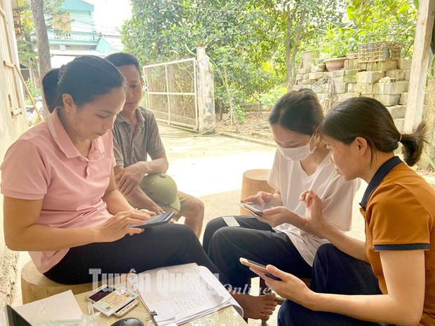 宣光省通过全省行政审批系统提供1823项公共行政服务,为全省人民和企业提供服务。 宣光省通过全省行政审批系统提供1823项公共行政服务,为全省人民和企业提供服务。