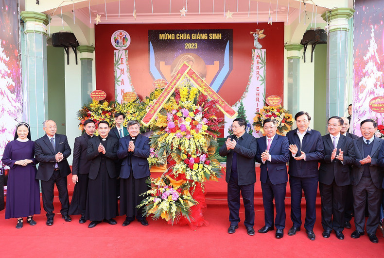 越南政府总理范明正向北江省天主教同胞致以圣诞祝福。(图片来源:越通社) 越南政府总理范明正向北江省天主教同胞致以圣诞祝福。(图片来源:越通社)