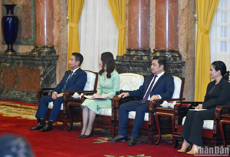 出席会见的越南代表。 出席会见的越南代表。