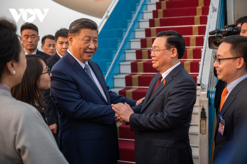 越共中央政治局委员、越南国会主席王廷惠以及越南代表在机场送行。 越共中央政治局委员、越南国会主席王廷惠以及越南代表在机场送行。