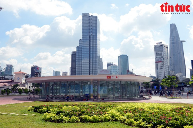 天窗为滨城地铁站带来很多自然光线,周围采用玻璃墙打造的空间渗透设计。 对于当地居民和游客来说,这是一个有趣的新聚会目的地。(图片来源:越通社《信息报》) 天窗为滨城地铁站带来很多自然光线,周围采用玻璃墙打造的空间渗透设计。 对于当地居民和游客来说,这是一个有趣的新聚会目的地。(图片来源:越通社《信息报》)