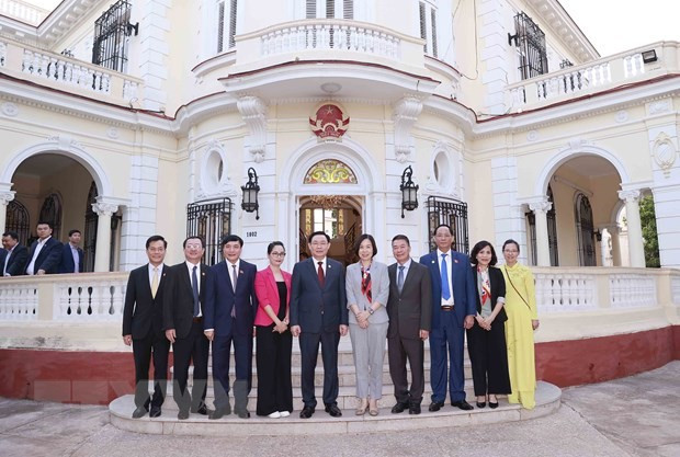 国会主席王廷惠和越南驻古巴大使馆代表合影。 国会主席王廷惠和越南驻古巴大使馆代表合影。