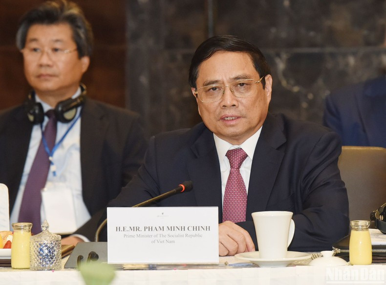 此前,政府总理范明正主持召开圆桌座谈会,同韩国企业协会、一流集团代表讨论促进贸易投资合作的措施。 此前,政府总理范明正主持召开圆桌座谈会,同韩国企业协会、一流集团代表讨论促进贸易投资合作的措施。