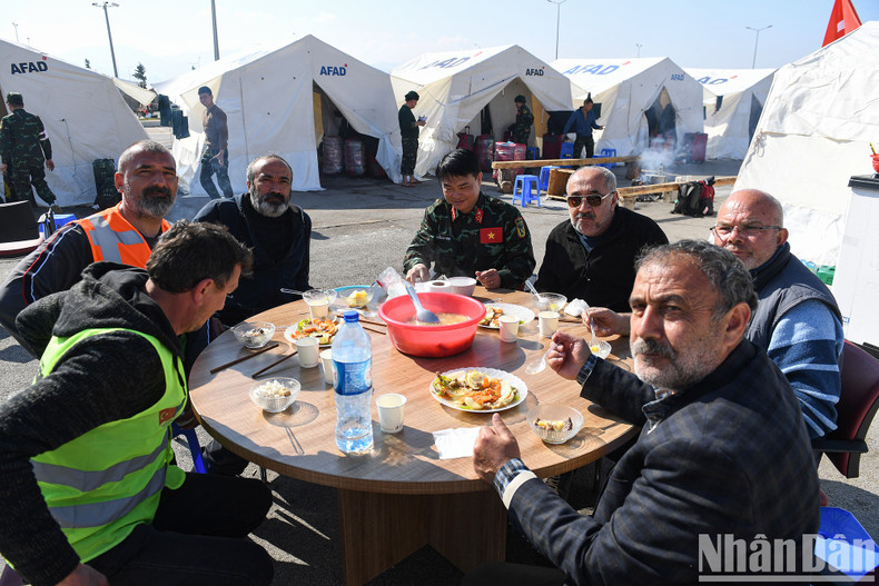 与国际朋友在土耳其用餐。 与国际朋友在土耳其用餐。