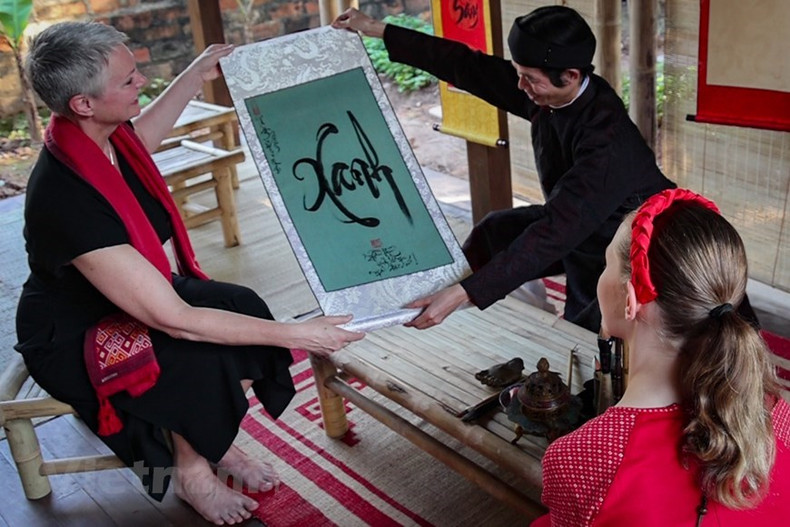 求“绿”字,挪威大使希望越挪两国在绿色经济、循环经济、能源转换等领域,开展多项双边和多边“绿色”合作项目。 求“绿”字,挪威大使希望越挪两国在绿色经济、循环经济、能源转换等领域,开展多项双边和多边“绿色”合作项目。