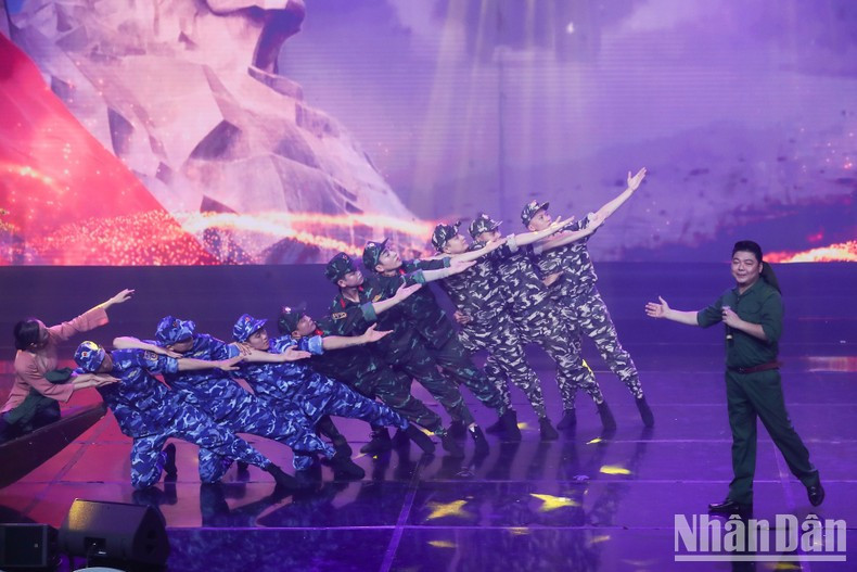 通过“长沙之春”活动,《越共电子报》捐助数百亿盾,赠给海军军种。 通过“长沙之春”活动,《越共电子报》捐助数百亿盾,赠给海军军种。