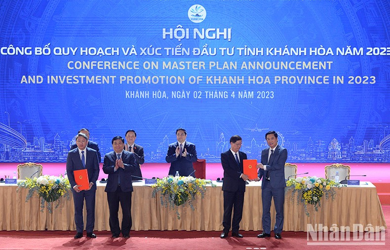 向庆和省领导人授予第298号决定。 向庆和省领导人授予第298号决定。