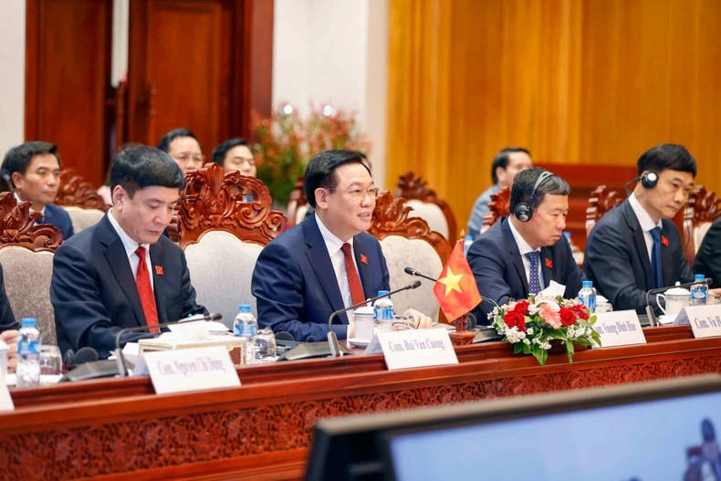 越南国会主席王廷惠在会谈上发表讲话。