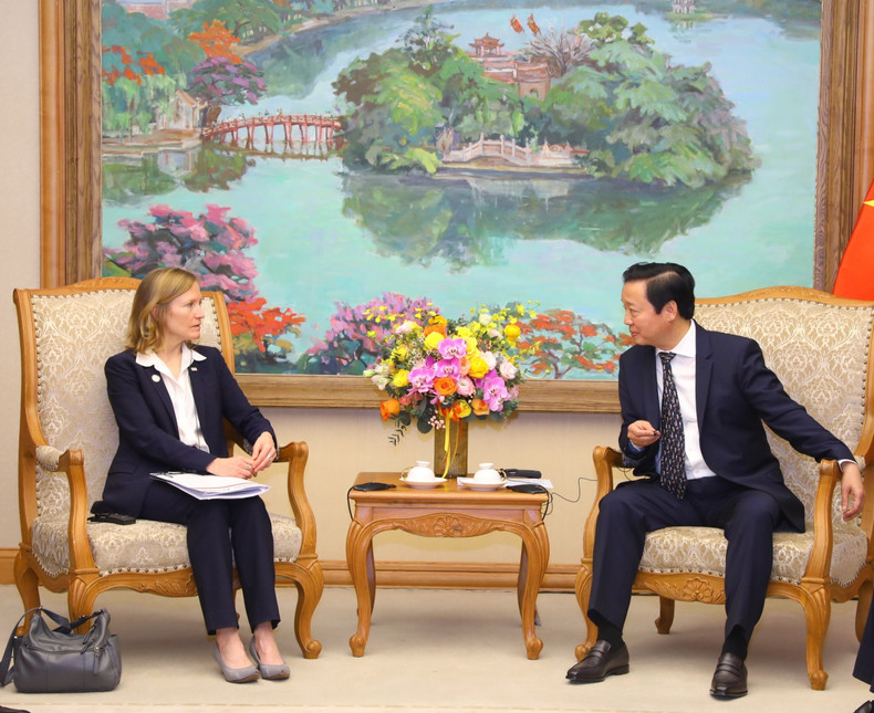 越南政府副总理陈红河会见美国国际开发署驻越南首席代表阿勒·格拉布斯。 越南政府副总理陈红河会见美国国际开发署驻越南首席代表阿勒·格拉布斯。