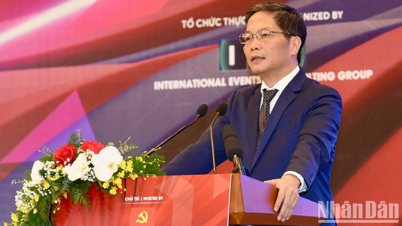 越共中央经济部部长陈俊英在论坛上致开幕词。 越共中央经济部部长陈俊英在论坛上致开幕词。