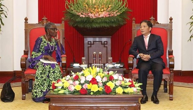 越共中央政治局委员、中央经济部部长陈俊英会见国际货币基金组织副总裁安托瓦内特•萨耶。