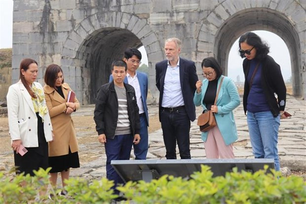 联合国教科文组织驻越南首席代表克里斯蒂安·曼哈特提议继续做好研究和挖掘进程中的各类记录资料建档工作。(图片来源:越通社) 联合国教科文组织驻越南首席代表克里斯蒂安·曼哈特提议继续做好研究和挖掘进程中的各类记录资料建档工作。(图片来源:越通社)