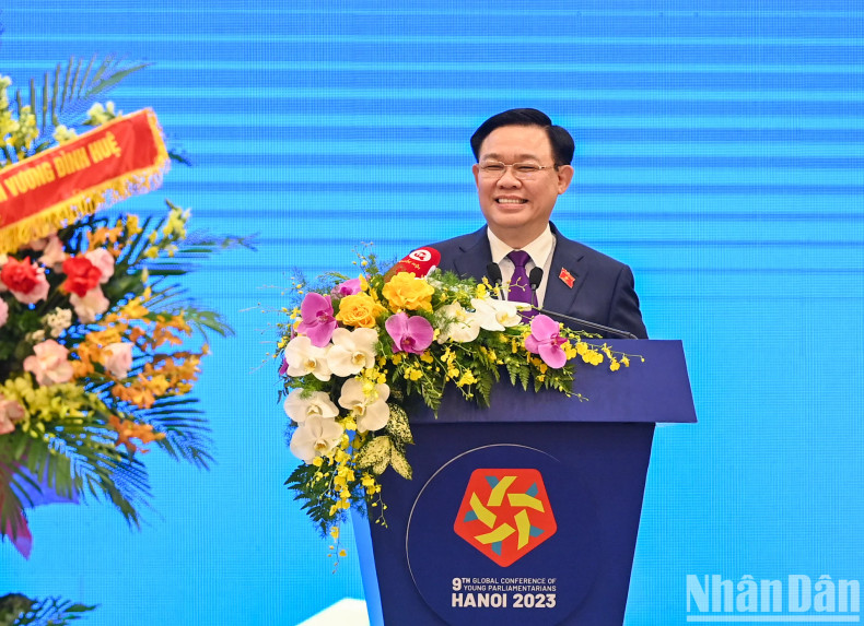 越南国会主席王廷惠在会议上发表讲话。 越南国会主席王廷惠在会议上发表讲话。