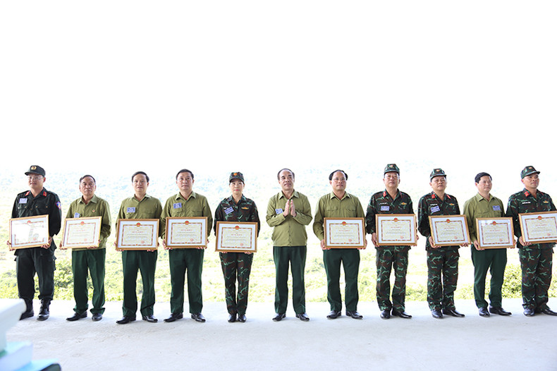 宣光省省委书记向集体颁发省人民委员会的奖状。