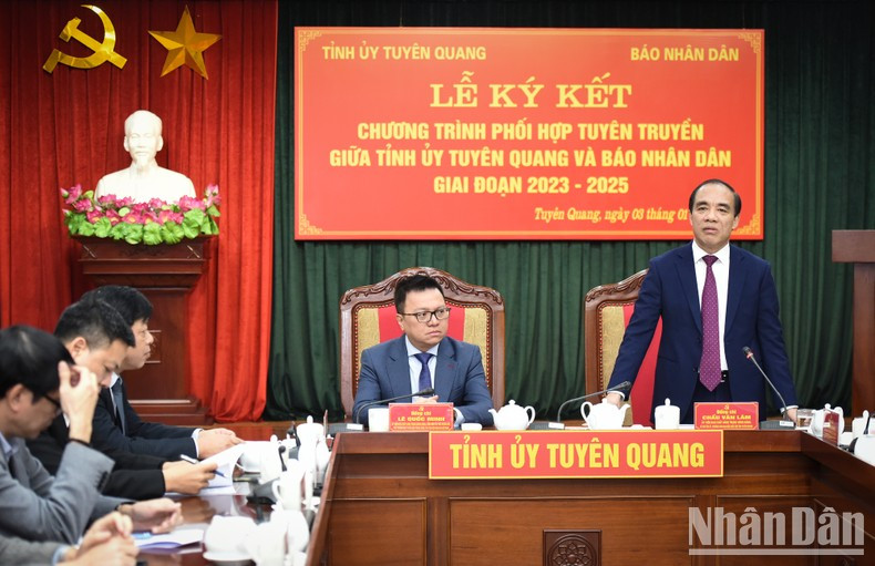 宣光省省委书记周文林在会上发言。 宣光省省委书记周文林在会上发言。