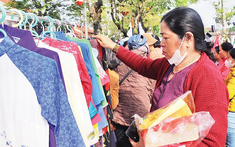 向贫困妇女赠送传统长衣。 向贫困妇女赠送传统长衣。