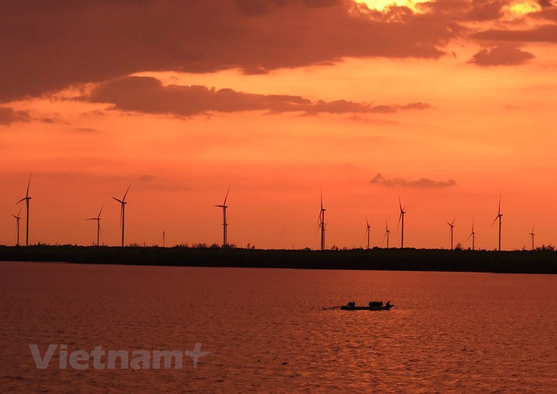 远远望去,薄辽省风电场就像一座花园,粉褐色的冲积地海面上盛开着白色的‘风车花’。 远远望去,薄辽省风电场就像一座花园,粉褐色的冲积地海面上盛开着白色的‘风车花’。
