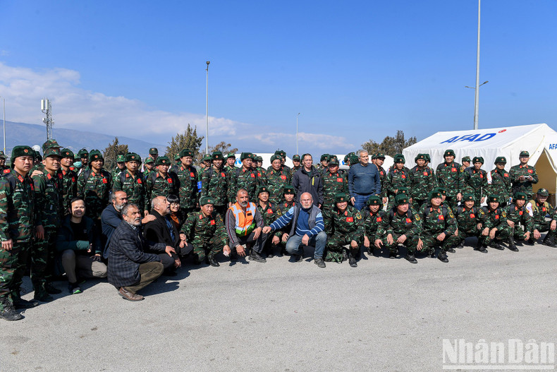 10天在土耳其执行任务后,越南人民军支援救灾队留下一个富有人文价值、人道主义和全心全意救援国际友人的越南美好形象。 10天在土耳其执行任务后,越南人民军支援救灾队留下一个富有人文价值、人道主义和全心全意救援国际友人的越南美好形象。