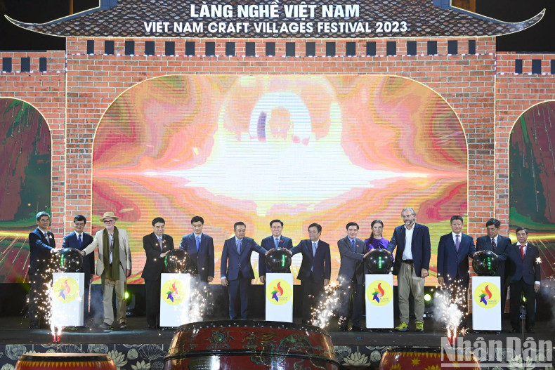 越南国会主席王廷惠与各位代表按钮开幕2023年越南手工艺村保护与发展节。 越南国会主席王廷惠与各位代表按钮开幕2023年越南手工艺村保护与发展节。