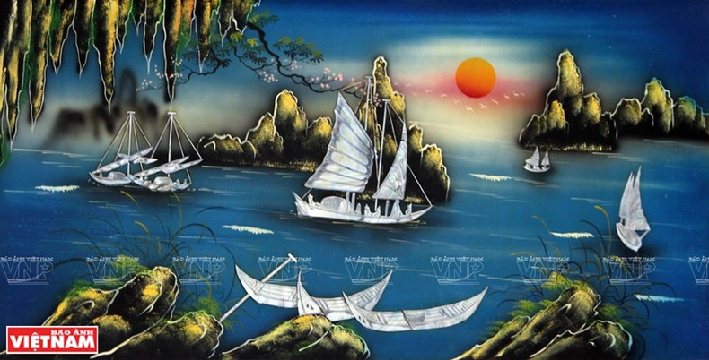 下龙湾黎明景色的螺钿画。 下龙湾黎明景色的螺钿画。
