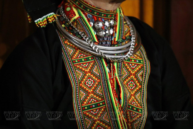 为了保护传统服饰之美，庐江瑶族同胞妇女至今还向后代子孙传授服装刺绣手艺。