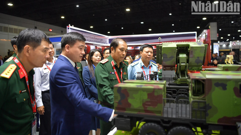 越南人民军副总参谋长冯士晋上将参观越南展位。 越南人民军副总参谋长冯士晋上将参观越南展位。