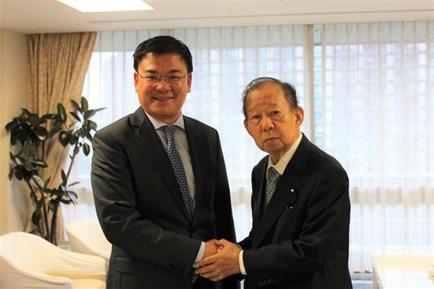 越南新任驻日本大使范光效(右)和日本-越南友好议员联盟主席、自民党前干事长二阶俊博。 越南新任驻日本大使范光效(右)和日本-越南友好议员联盟主席、自民党前干事长二阶俊博。