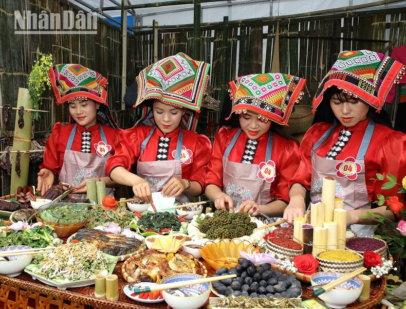 [Ảnh] Sôi động Lễ hội hoa ban thành phố Sơn La ảnh 7