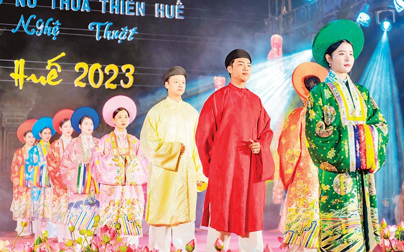 “顺化香色”越南传统长衣与美食节。 “顺化香色”越南传统长衣与美食节。