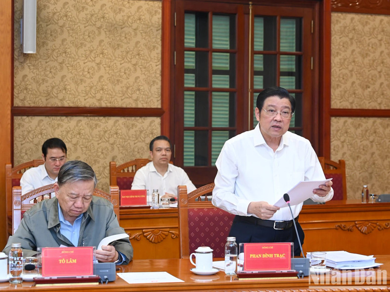 越共中央政治局委员、中央内政部部长、指导委员会常务副主任潘廷镯在会上发表讲话。