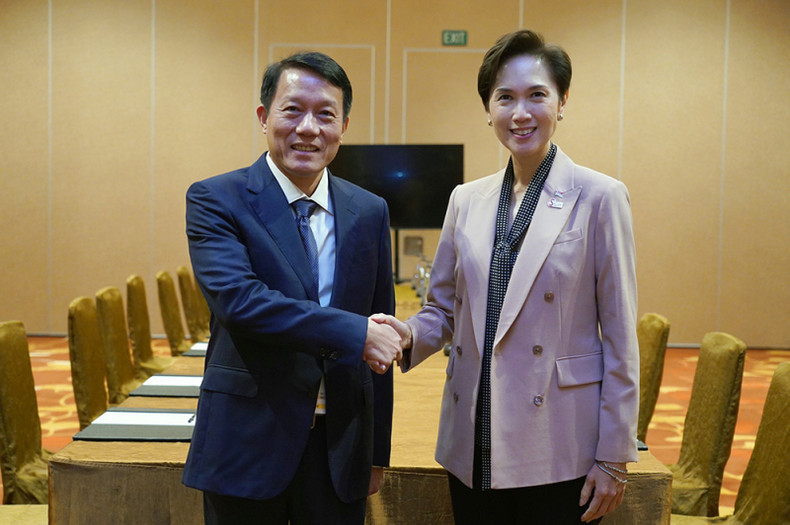 梁三光副部长与新加坡通讯和新闻部兼网络安全部部长约瑟芬·特奥。 梁三光副部长与新加坡通讯和新闻部兼网络安全部部长约瑟芬·特奥。