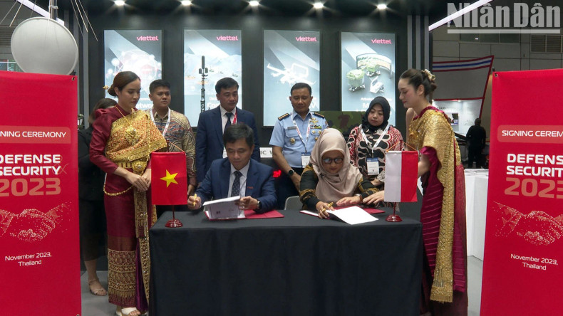 印尼PT. Bandara Praniagatama公司与Viettel签署了飞机驾驶仿真训练系统销售协议。 印尼PT. Bandara Praniagatama公司与Viettel签署了飞机驾驶仿真训练系统销售协议。