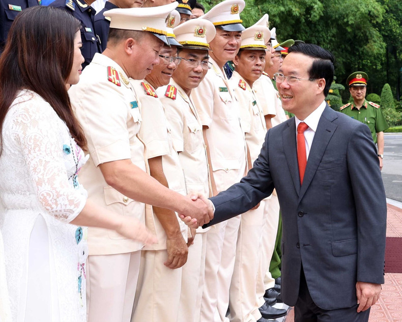越南国家主席武文赏会见缉毒工作典范。 越南国家主席武文赏会见缉毒工作典范。