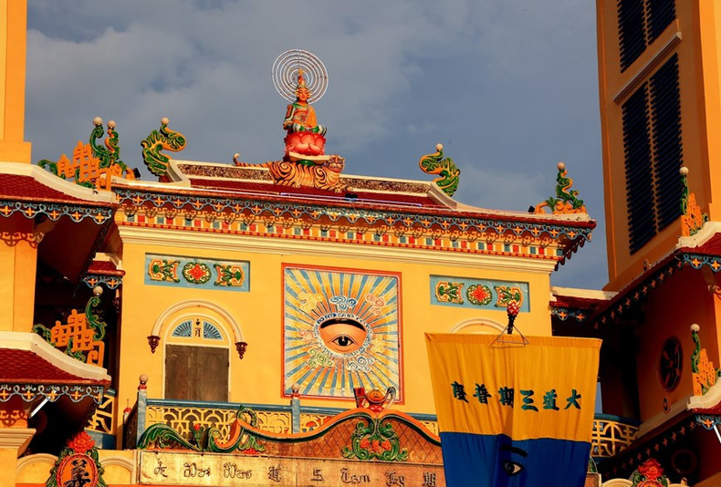 西宁圣座前面是端坐在莲花宝座之上的佛像和天眼象征。