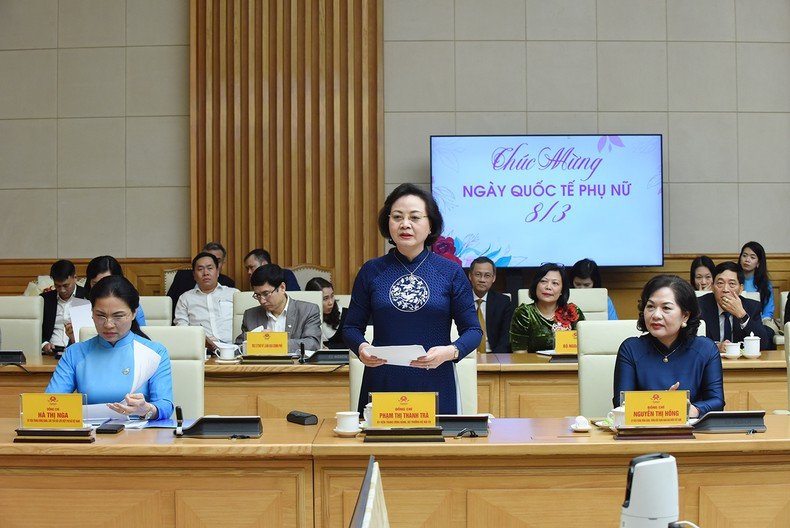 越南内务部部长范氏青茶肯定,这是一次意义非凡的会议见面会,体现了党、国家和总理本人的关心,是广大越南妇女、特别是女干部的鼓舞。 越南内务部部长范氏青茶肯定,这是一次意义非凡的会议见面会,体现了党、国家和总理本人的关心,是广大越南妇女、特别是女干部的鼓舞。