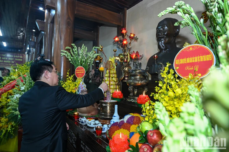 越南国会主席王廷惠敬香缅怀胡志明主席。