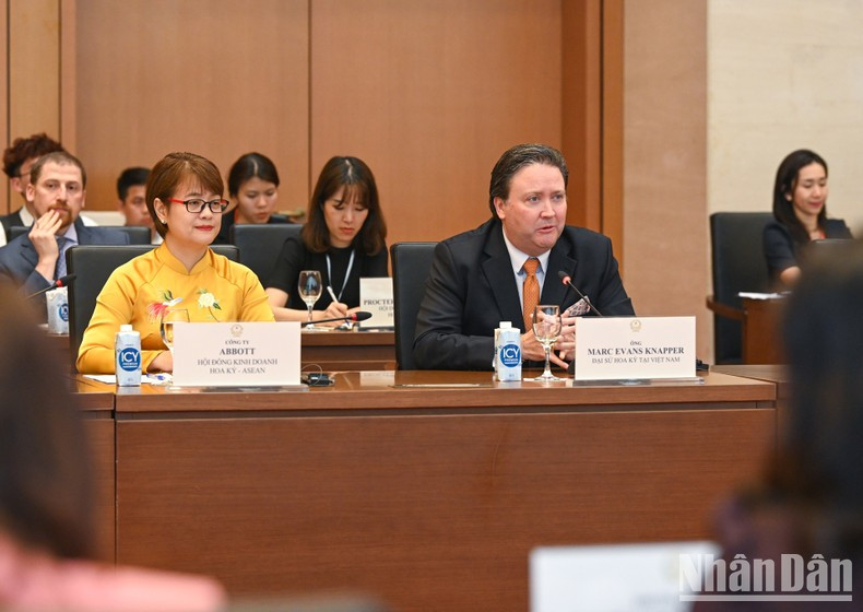 美国驻越南大使马克纳珀在会上发表讲话。 美国驻越南大使马克纳珀在会上发表讲话。