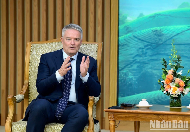 经合组织织秘书长马蒂亚斯·科尔曼在会见时发表讲话。