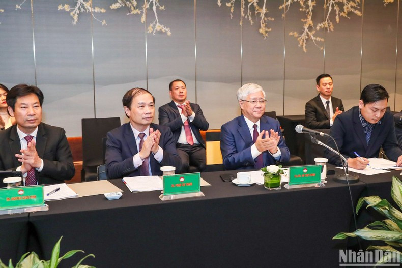 越共中央书记处书记、越南祖国阵线中央委员会主席杜文战以及越南代表出席会谈。 越共中央书记处书记、越南祖国阵线中央委员会主席杜文战以及越南代表出席会谈。