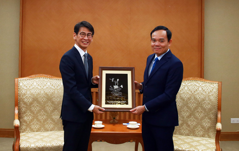 陈流光副总理与韩国乐金显示公司副总裁Kim Myoung Kyu。 陈流光副总理与韩国乐金显示公司副总裁Kim Myoung Kyu。