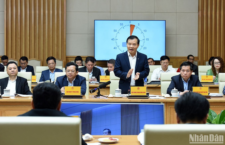 越共中央办公厅副主任裴文石在会上讲话。 越共中央办公厅副主任裴文石在会上讲话。