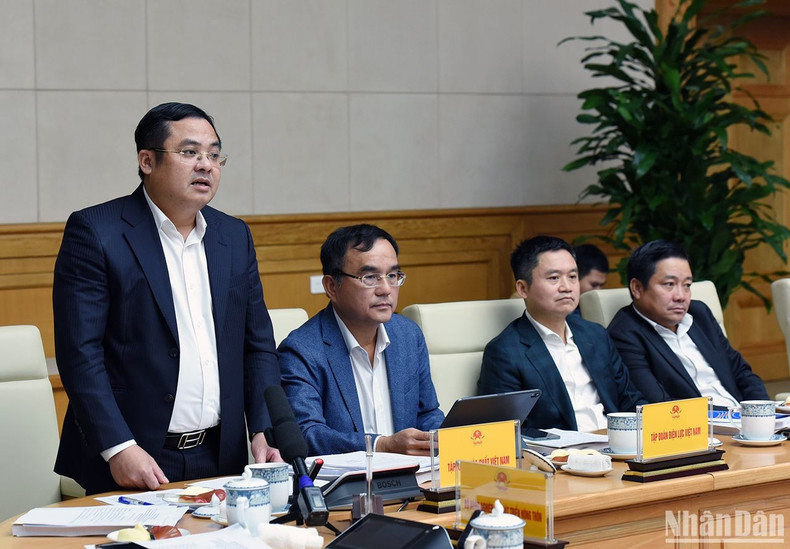 越南化工总公司总经理冯光侠在会上发言。 越南化工总公司总经理冯光侠在会上发言。