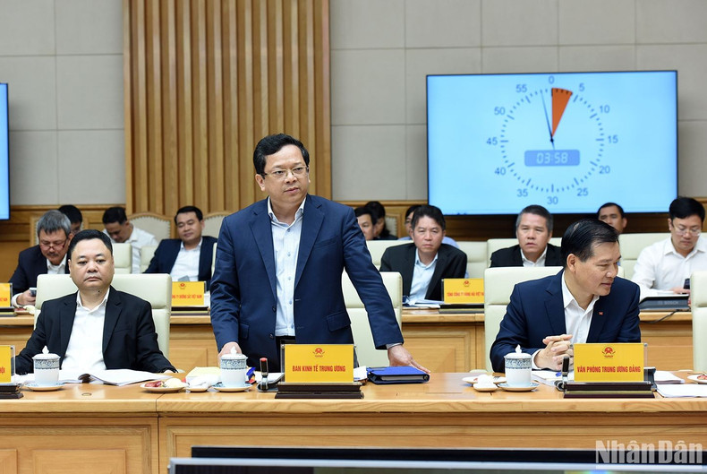 越共中央经济部副部长阮德显在会上发表讲话。 越共中央经济部副部长阮德显在会上发表讲话。